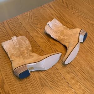 SHEIN boots.  TAN.   Size 40.   All man made materials.  NEW!